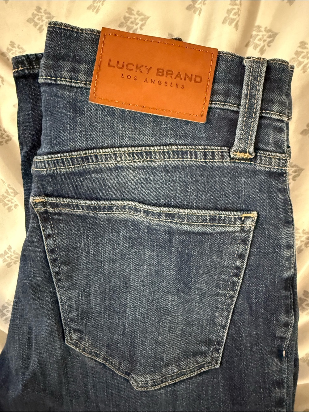 Lucky Brand women’s Medium Blue Slim Straight Jeans size 6/28